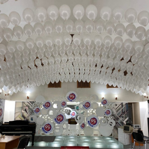 Оформление потолка арками из шаров
